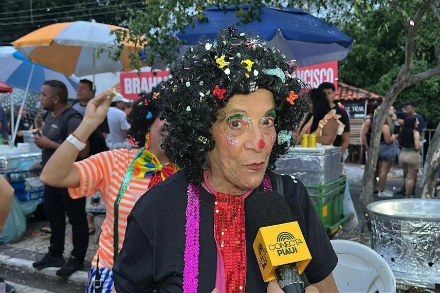 Bloco Capote da Madrugada arrasta multidão em primeiro dia de Carnaval em Teresina