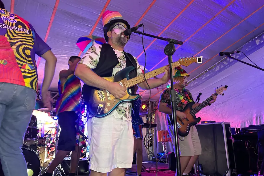 Bloco Capote da Madrugada arrasta multidão em primeiro dia de Carnaval em Teresina