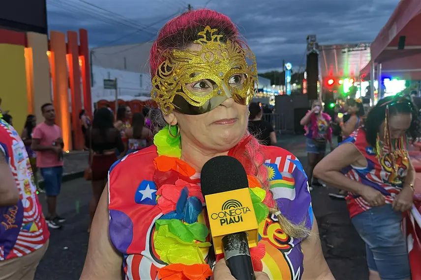 Bloco Capote da Madrugada arrasta multidão em primeiro dia de Carnaval em Teresina