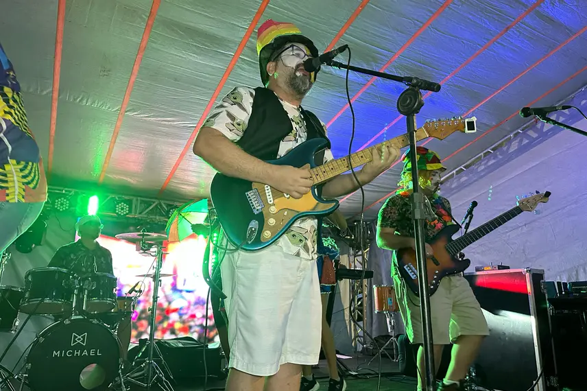 Bloco Capote da Madrugada arrasta multidão em primeiro dia de Carnaval em Teresina