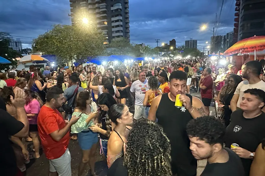 Bloco Capote da Madrugada arrasta multidão em primeiro dia de Carnaval em Teresina
