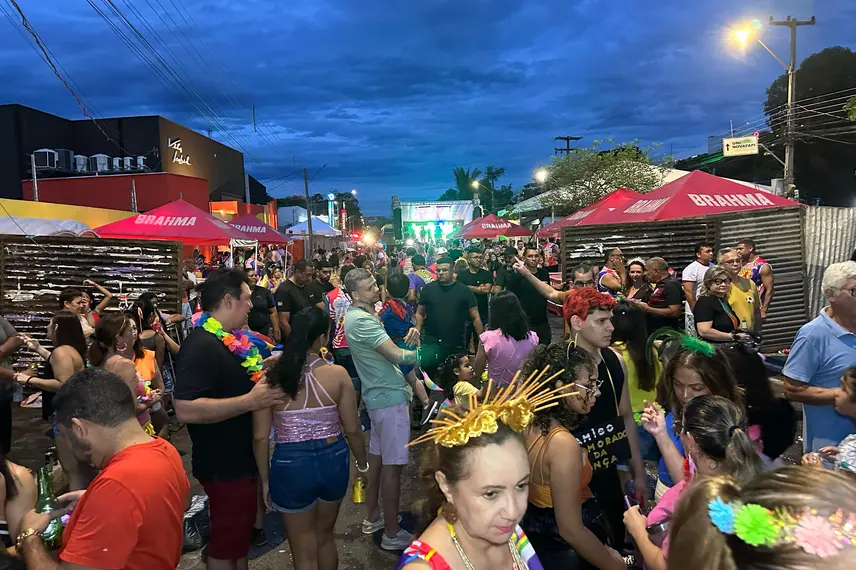 Bloco Capote da Madrugada arrasta multidão em primeiro dia de Carnaval em Teresina
