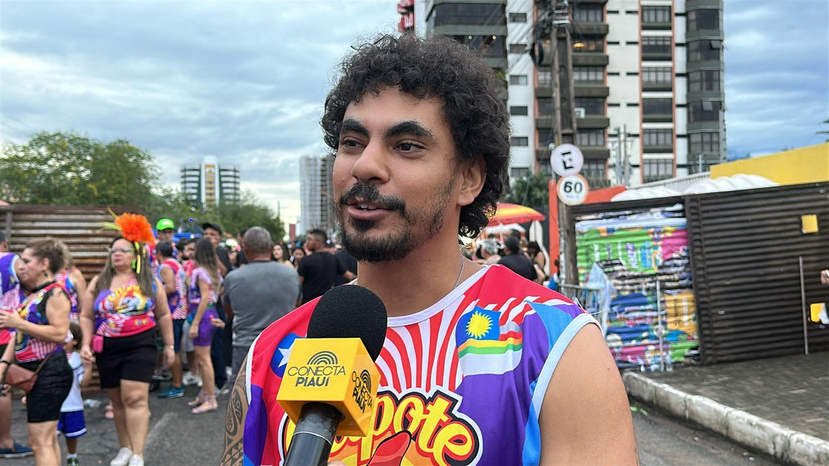 Bloco Capote da Madrugada arrasta multidão em primeiro dia de Carnaval em Teresina