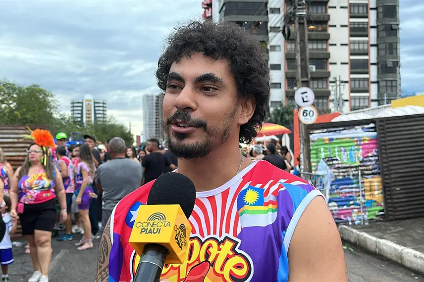 Bloco Capote da Madrugada arrasta multidão em primeiro dia de Carnaval em Teresina
