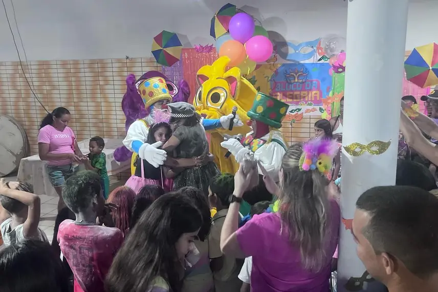 Bloco da Alegria: Neto Caixeiro entrega Carnaval mágico para crianças em Coivaras