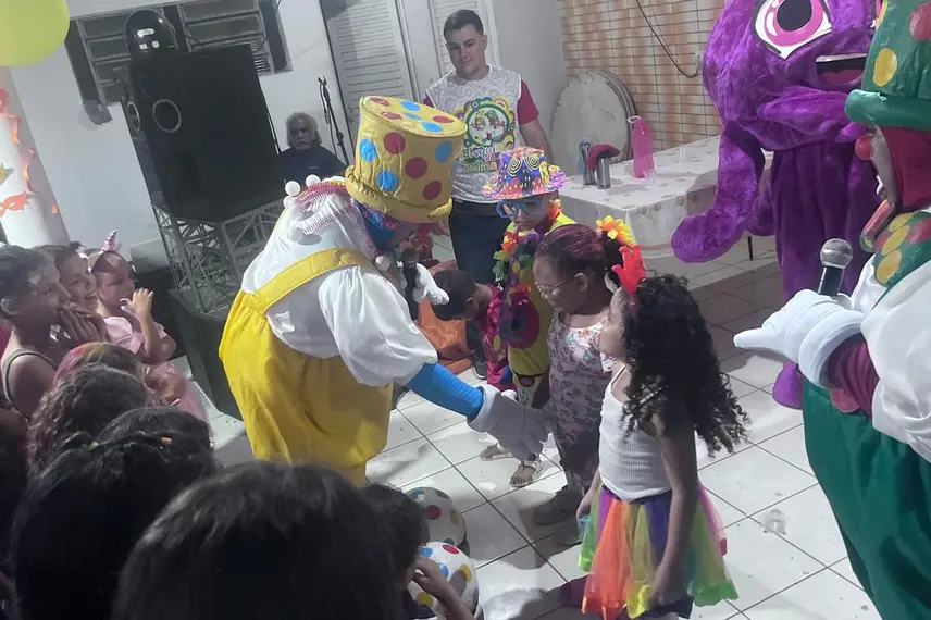 Bloco da Alegria: Neto Caixeiro entrega Carnaval mágico para crianças em Coivaras