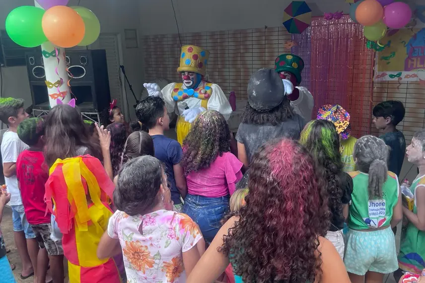 Bloco da Alegria: Neto Caixeiro entrega Carnaval mágico para crianças em Coivaras
