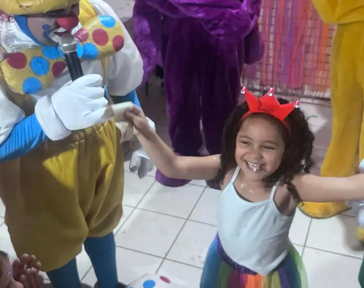 Bloco da Alegria: Neto Caixeiro entrega Carnaval mágico para crianças em Coivaras