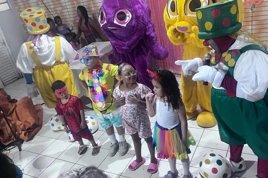 Bloco da Alegria: Neto Caixeiro entrega Carnaval mágico para crianças em Coivaras