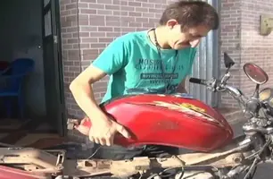 Brasileiro analfabeto cria moto movida a água (Foto: Reprodução)