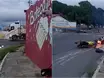 Caminhão colide contra postes e derruba energia e atinge motociclistas em Teresina