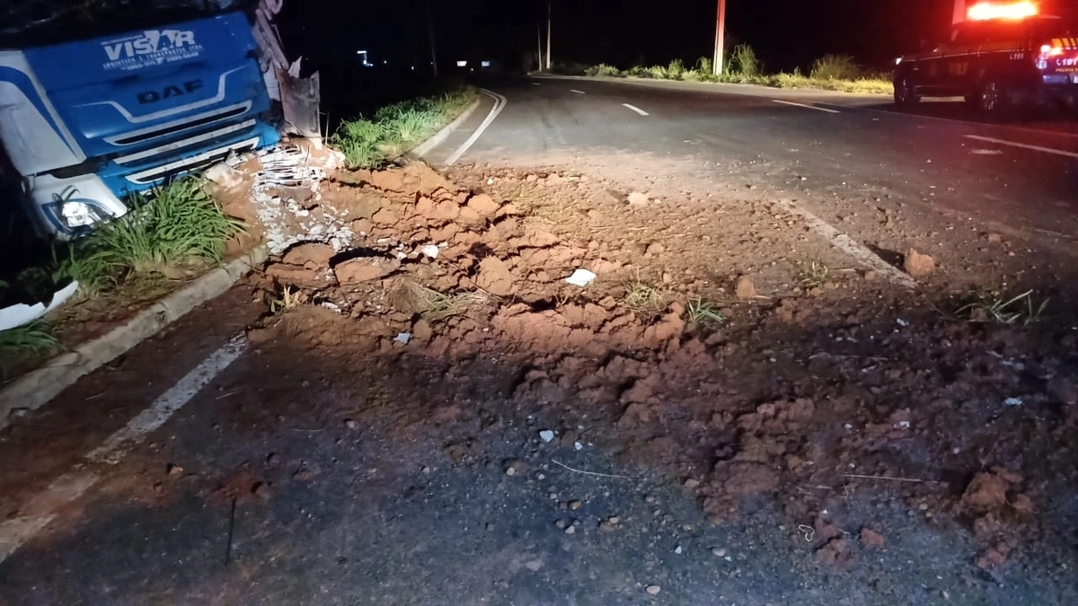 Caminhão sai da pista e deixa motorista ferido na BR-316, em Teresina