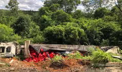 Carreta com cerveja tomba na BR-230 em São João da Varjota; motorista fica ferido