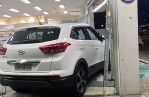 Carro invade farmácia na zona Leste de Teresina (Foto: Conecta Piauí)