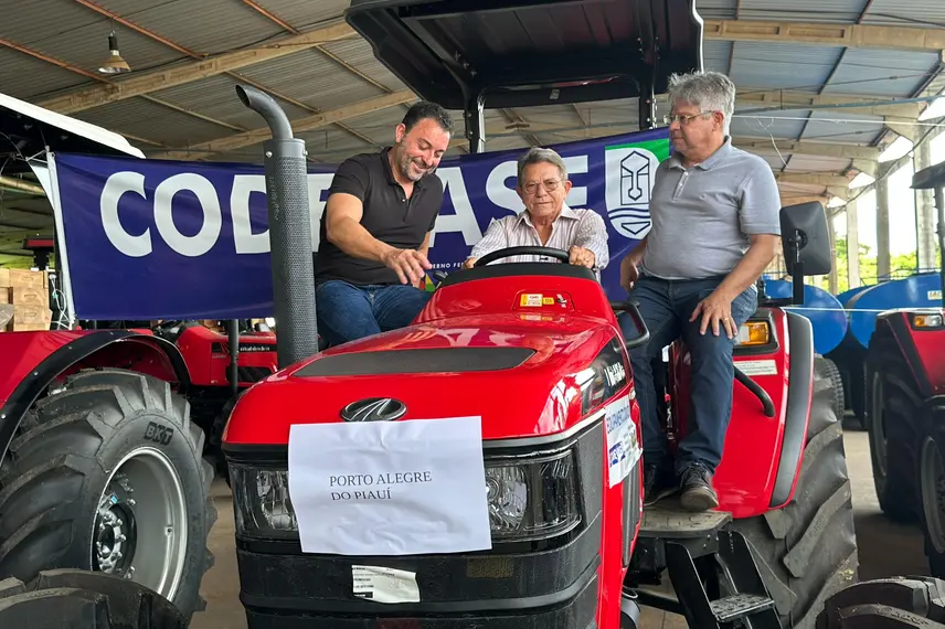 Codevasf entrega equipamentos agrícolas para mais de 15 municípios do Piauí