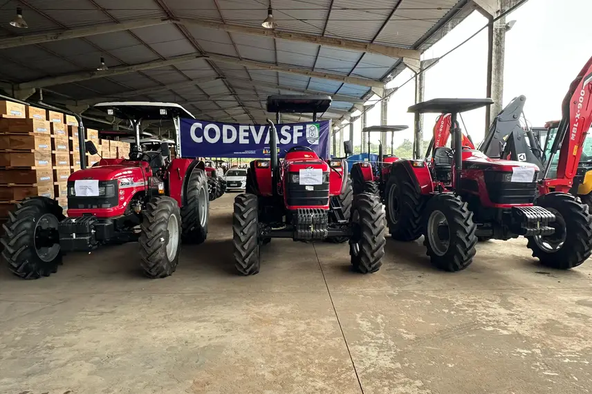 Codevasf entrega equipamentos agrícolas para mais de 15 municípios do Piauí Codevasf entrega equipamentos agrícolas para mais de 15 municípios do Piauí