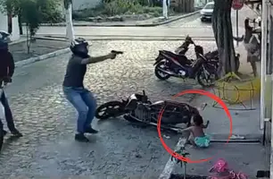Criança fica entre os tiros durante tentativa de homicídio na Paraíba (Foto: Reprodução)