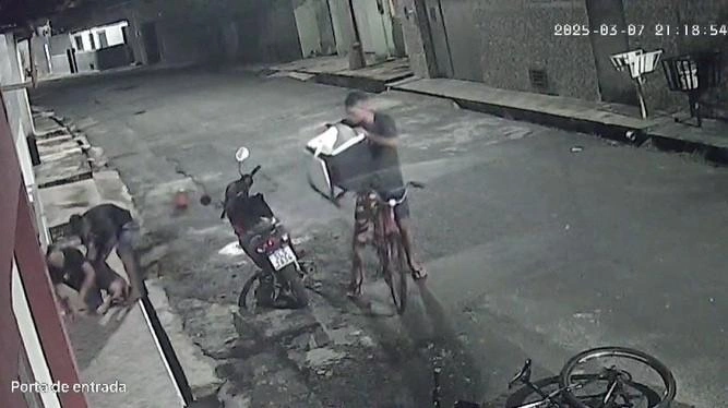 Criminosos roubam motocicleta de entregador por aplicativo em Teresina