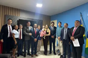 Deputado Dr. Marcus Vinícius prestigia posse de Enofre Carvalho na Câmara de Floriano (Foto: Divulgação)