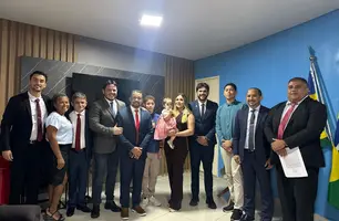 Deputado Dr. Marcus Vinícius prestigia posse de Enofre Carvalho na Câmara de Floriano (Foto: Divulgação)