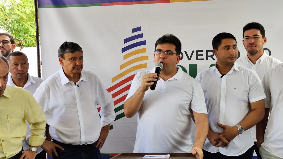 Em Tamboril, governador vistoria Saúde Digital e autoriza recuperação da PI-264