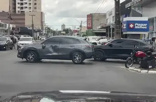 Entregador por app colide motocicleta contra carro na av, Homero, em Teresina (Foto: Reprodução)