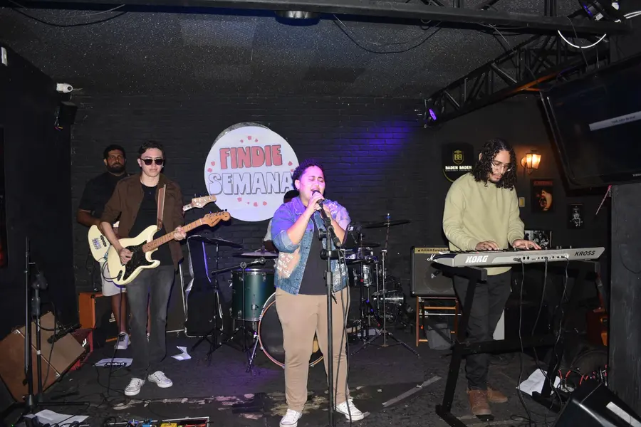 Festival Findie Semana reúne público animado com shows de bandas autorais no Roots