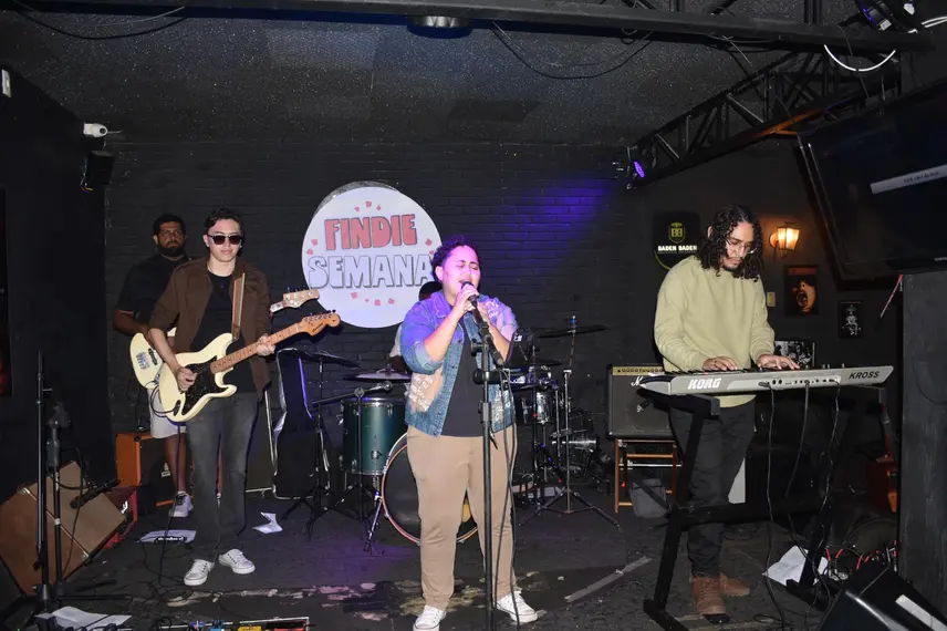 Festival Findie Semana reúne público animado com shows de bandas autorais no Roots