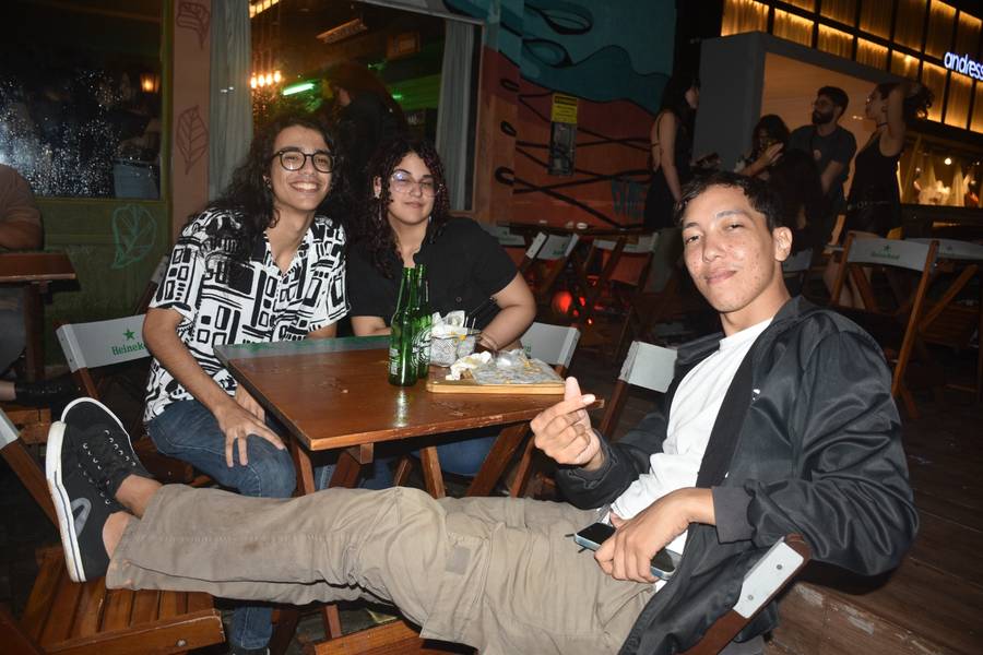 Festival Findie Semana reúne público animado com shows de bandas autorais no Roots