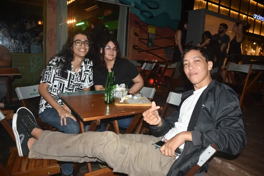 Festival Findie Semana reúne público animado com shows de bandas autorais no Roots