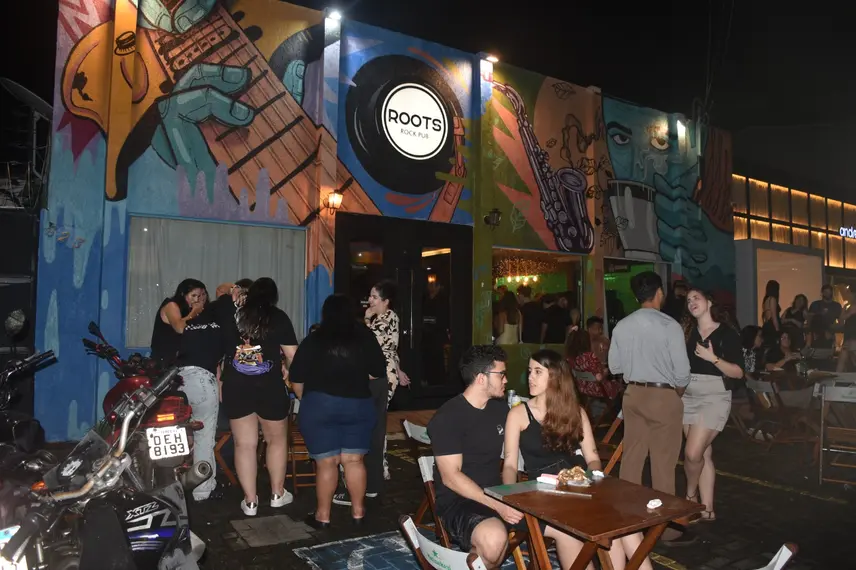 Festival Findie Semana reúne público animado com shows de bandas autorais no Roots