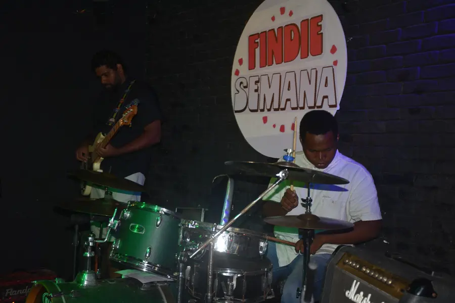 Festival Findie Semana reúne público animado com shows de bandas autorais no Roots