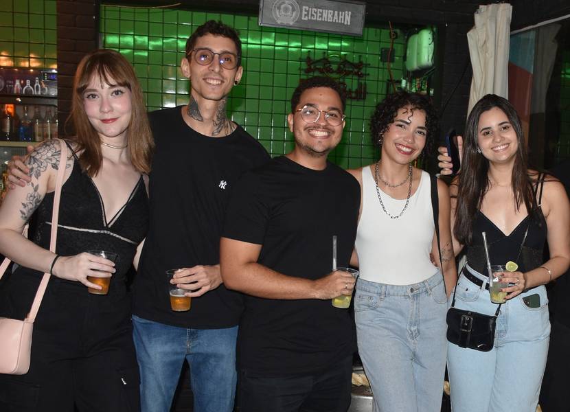 Festival Findie Semana reúne público animado com shows de bandas autorais no Roots