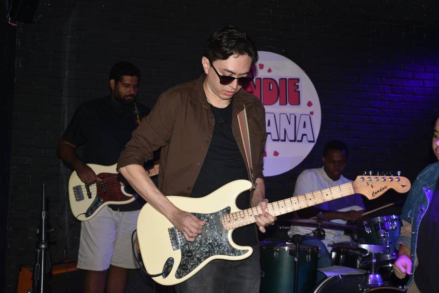 Festival Findie Semana reúne público animado com shows de bandas autorais no Roots