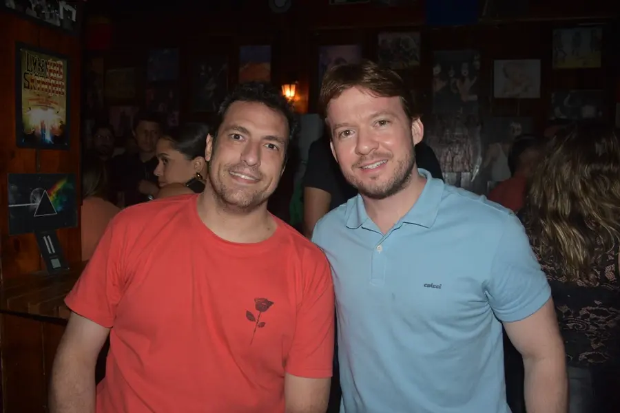 Galera jovem agita Locomotiva Irish Pub neste sábado (08)