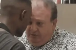 Garçom tenta agredir Érick Jacquin em reality e deixa público chocado (Foto: Reprodução)