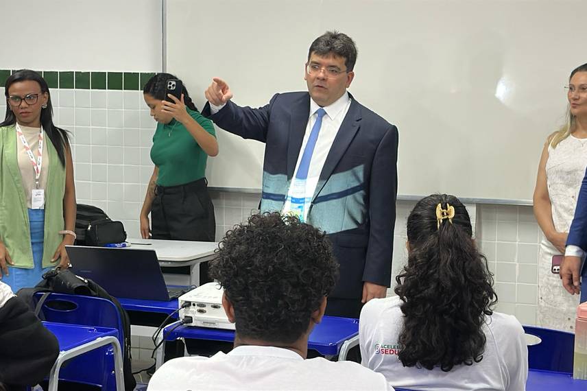 Governador inaugura reforma e modernização do Ceti Didácio Silva, em Teresina Governador inaugura reforma e modernização do Ceti Didácio Silva, em Teresina