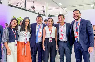 Governador Rafael Fonteles, coordenadora do Pacto pelas Crianças, Isabel Fonteles, prefeito João Campos (Recife) e o secretário Washington Bandeira (Seduc) no Encontro Anual 2025 Educação Já (Foto: Juliana Cássia)