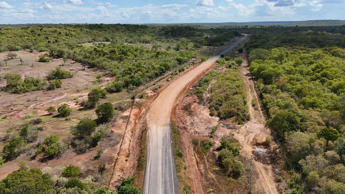 Governador Rafael Fonteles visita obras e inaugura praça em Ribeira do Piauí