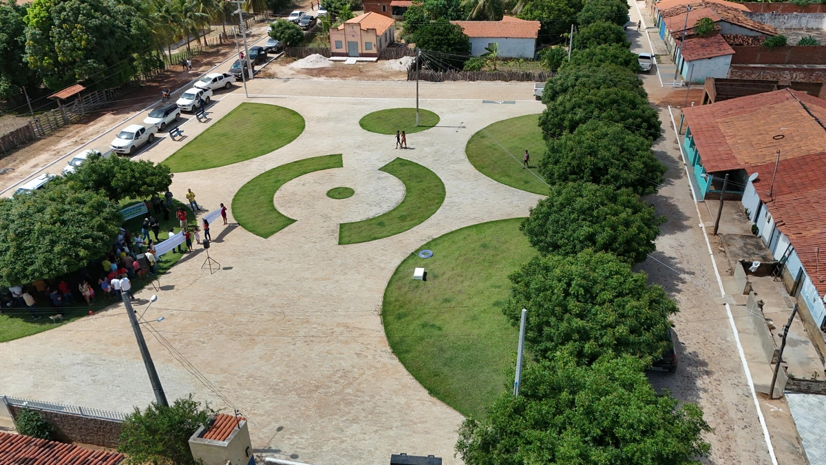 Governador Rafael Fonteles visita obras e inaugura praça em Ribeira do Piauí