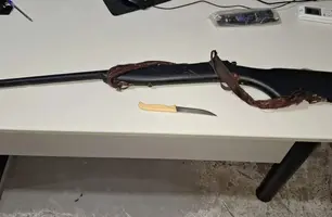 Homem é conduzido após tentar esfaquear e atirar contra irmã no interior do Piauí (Foto: Divulgação/PMPI)