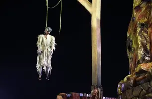 'Homem Enforcado' no carro abre-alas da Tatuapé assusta público no Anhembi (Foto: Reprodução/Fábio Tito/g1)