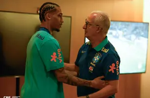 João Pedro cumprimenta Dorival na apresentação da Seleção em Brasília (Foto: Rafael Ribeiro/CBF)