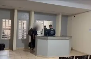 Jogador rouba televisão após rebaixamento no Mato Grosso do Sul (Foto: Reprodução)