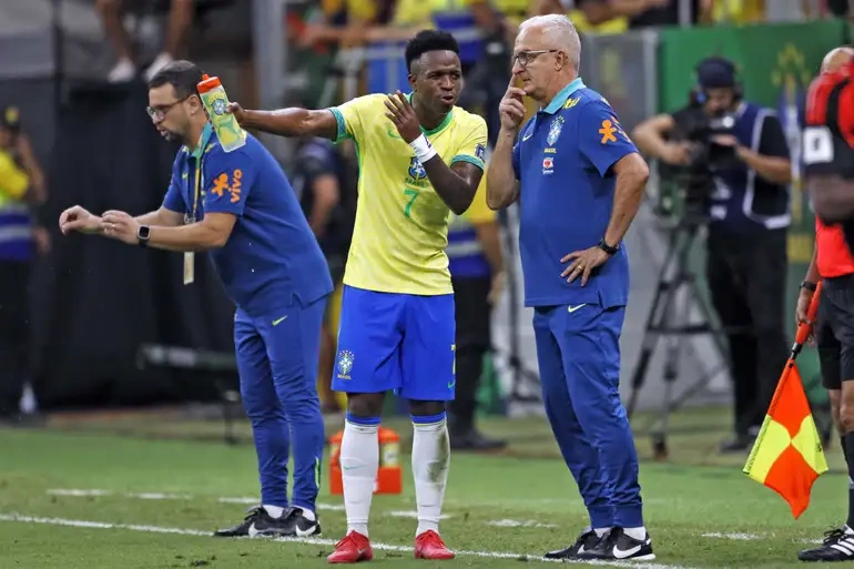 Lance de jogo de futebol entre Brasil e Colômbia