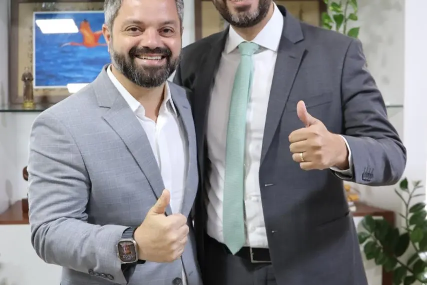 Marcelo Nolleto celebra aniversário ao lado de familiares e equipe