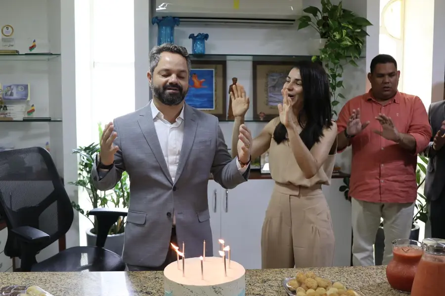 Marcelo Nolleto celebra aniversário ao lado de familiares e equipe