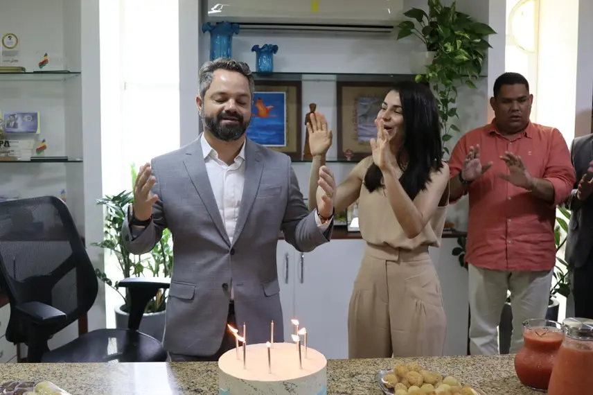 Marcelo Nolleto celebra aniversário ao lado de familiares e equipe