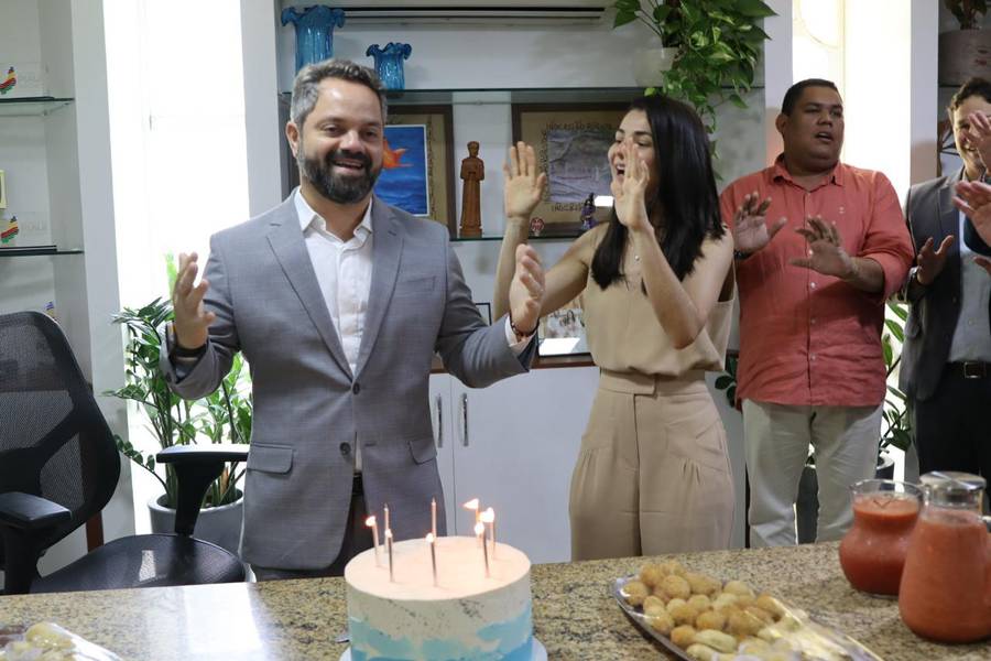 Marcelo Nolleto celebra aniversário ao lado de familiares e equipe