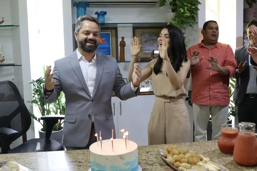 Marcelo Nolleto celebra aniversário ao lado de familiares e equipe